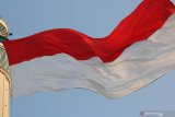 PENGIBARAN BENDERA MERAH PUTIH. Bendera Merah Putih berkibar di menara  Masjid Al Akbar Surabaya, Jawa Timur, Kamis (15/8/2019). Pengibaran Bendera Merah Putih berukuran panjang 25 meter dan lebar 17 meter itu dalam rangka menyambut HUT ke-74 Kemerdekaan Republik Indonesia. Antara Jatim/Didik Suhartono/ZK