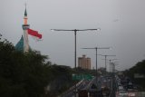 Bendera Merah Putih berkibar di menara  Masjid Al Akbar Surabaya, Jawa Timur, Kamis (15/8/2019). Pengibaran Bendera Merah Putih berukuran panjang 25 meter dan lebar 17 meter itu dalam rangka menyambut HUT ke-74 Kemerdekaan Republik Indonesia. Antara Jatim/Didik Suhartono/ZK