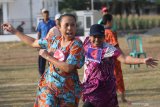 Warga bermain permainan tradisional gobak sodor di Kelurahan Ketami, Kota Kediri, Jawa Timur, Kamis (15/8/2019). Lomba gobak sodor khusus ibu-ibu antar Rukun Tetangga (RT) tersebut guna memeriahkan HUT ke-74 kemerdekaan bangsa Indonesia sekaligus melestarikan permainan tradisional di tengah masyarakat. Antara Jatim/Prasetia Fauzani/zk.