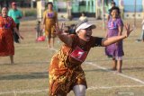 Warga melakukan selebrasi saat memainkan permainan tradisional gobak sodor di Kelurahan Ketami, Kota Kediri, Jawa Timur, Kamis (15/8/2019). Lomba gobak sodor khusus ibu-ibu antar Rukun Tetangga (RT) tersebut guna memeriahkan HUT ke-74 kemerdekaan bangsa Indonesia sekaligus melestarikan permainan tradisional di tengah masyarakat. Antara Jatim/Prasetia Fauzani/zk.