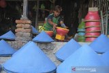 Perajin menyelesaikan produk anyaman bambu di desa Mekargading, Indramayu, Jawa Barat, Kamis (15/8/2019). Kerajinan anyaman bambu berupa topi caping, tempat nasi dan lainnya dijual ke berbagai daerah dengan harga Rp15 ribu hingga Rp100 ribu per buah. ANTARA FOTO/Dedhez Anggara/agr