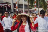 Sejumlah warga binaan menari tarian kolosal saat mengikuti pemecahan rekor Museum Rekor Dunia Indonesia (MURI) Tari Kolosal Indonesia Bekerja di Lembaga Pemasyarakatan (Lapas) Kelas II A, Karawang, Jawa Barat, Kamis (15/8/2019). Pemecahan rekor tersebut dilakukan oleh 200 ribu warga binaan dan petugas lapas yang digelar serentak di seluruh Indonesia untuk memperingati HUT ke-74 Republik Indonesia. ANTARA FOTO/M Ibnu Chazar/agr