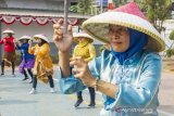 Sejumlah warga binaan menari tarian kolosal saat mengikuti pemecahan rekor Museum Rekor Dunia Indonesia (MURI) Tari Kolosal Indonesia Bekerja di Lembaga Pemasyarakatan (Lapas) Kelas II A, Karawang, Jawa Barat, Kamis (15/8/2019). Pemecahan rekor tersebut dilakukan oleh 200 ribu warga binaan dan petugas lapas yang digelar serentak di seluruh Indonesia untuk memperingati HUT ke-74 Republik Indonesia. ANTARA FOTO/M Ibnu Chazar/agr