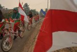 Pelajar SDN 43 Muarojambi mengikuti pawai sepeda hias di Sumber Jaya, Kumpeh Ulu, Muarojambi, Jambi, Kamis (15/8/2019). Kegiatan bersepeda mengelilingi kawasan jalan dan permukiman sekitar sekolah yang diikuti puluhan pelajar setempat tersebut dalam rangka memeriahkan HUT ke-74 Kemerdekaan RI. ANTARA FOTO/Wahdi Septiawan/hp.