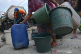 Petugas Badan Penanggulangan Bencana Daerah (BPBD) menyalurkan air bersih di Dusun Randu Rejo, Desa Marmoyo, Kecamatan Kabuh, Jombang, Jawa Timur, Kamis (15/8/2019). Setelah mendapatkan laporan permintaan air bersih oleh warga, BPBD Jombang melakukan droping air bersih sebanyak 5 ribu liter di wilayah setempat untuk kebutuhan memasak, minum dan mandi karena mereka kesulitan air bersih akibat dilanda kekeringan sejak beberapa bulan lalu. Antara jatim/Syaiful Arif/zk