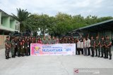 Peserta Siswa Mengenal Nusantara (SMN) 2019 asal Sulteng berfoto bersama didampingi Kabag SDM PTPN IV Budi Susanto, Wakil Asisten Teritorial Kodam I Bukit Barisan Letkol Arm Azhari,  Pabandya Komsos Kodam I/Bukit Barisan Letkol Kav Ferry Lahe, pihak PTPN IV, guru pendamping dan prajurit TNI dengan latar belakang Panser Anoa 2, di Yonkav 6/Naga Karimata, Medan, Sumatera Utara, Jumat (16/8). Kegiatan yang dilaksanakan PTPN IV, PT KIM, Perum Jasa Tirta I, PT Inalum dan BGR Logistic tersebut guna menanamkan kecintaan terhadap NKRI kepada generasi muda sekaligus mengenalkan persenjataan yang dimiliki TNI. (Antara Sumut/Irsan)