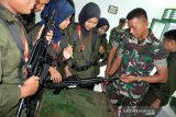 Peserta Siswa Mengenal Nusantara (SMN) 2019 asal Sulteng didampingi prajurit TNI melihat persenjataan di Yonkav 6/Naga Karimata, Medan, Sumatera Utara, Jumat (16/8). Kegiatan yang dilaksanakan PTPN IV, PT KIM, Perum Jasa Tirta I, PT Inalum dan BGR Logistic tersebut guna menanamkan kecintaan terhadap NKRI kepada generasi muda sekaligus mengenalkan persenjataan yang dimiliki TNI. (Antara Sumut/Irsan)