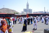 Jamaah berebut untuk bisa naik bus salawat setelah salat jumat