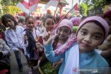 Sejumlah siswa SDN 038 Kiaracondong mengikuti karnaval kemerdekaan di Bandung, Jawa Barat,Jumat (16/8/2019). Karnaval yang diikuti seluruh siswa SDN 038 Kiaracondong tersebut dalam rangka memeriahkan HUT ke-74 kemerdekaan RI. ANTARA FOTO/Raisan Al Farisi/agr