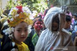 Sejumlah siswa SDN 038 Kiaracondong mengikuti karnaval kemerdekaan di Bandung, Jawa Barat,Jumat (16/8/2019). Karnaval yang diikuti seluruh siswa SDN 038 Kiaracondong tersebut dalam rangka memeriahkan HUT ke-74 kemerdekaan RI. ANTARA FOTO/Raisan Al Farisi/agr