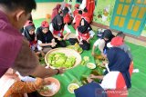 Siswa Mengenal Nusantara (SMN) provinsi Banten bersama warga desa belajar membuat kua khas Aceh, Timpan di desa wisata Kampung Nusa, Kecamatan Lhoknga, Kabupaten Aceh Besar, Aceh, Jumat (16/8/2019). Sebanyak 31 pelajar Provinsi Banten dan termasuk pendamping ditempatkan di desa wisata itu untuk berbaur dengan masryarakat mengenal budaya, adat dan istiadat Aceh sebagai daerah Syariat dalam program Siswa Mengenal Nusantara (SMN) yang digagas Kementerian BUMN Hadir Untuk Negeri. Antara Aceh/Ampelsa