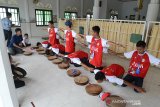 Seniman Aceh (kiri) mengajarkan Siswa Mengenal Nusantara (SMN) asal provinsi Banten tari tradisional Rapai di Meunasah Desa wisata Kampung Nusa, Kecamatan Lhoknga, Kabupaten Aceh Besar, Aceh, Jumat (6/8/2019). Pengenalan tari tradisional dan budaya kearifan lokal Aceh kepada sebanyak 31 pelajar Provinsi Banten termasuk pendamping melalui program Siswa Mengenal Nusantara (SMN) tersebut merupakan program yang digagas Kementerian BUMN. Antara Aceh/Ampelsa