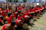 Penari menampilkan tarian tradisional Rapai Geleng massal di lapangan Persada Blangpidie, Aceh Barat Daya, Aceh, Sabtu (17/8/2019). Tarian tradisional Rapai Geleng massal yang diikuti 2019 penari dilaksanakan untuk memeriahkan HUT ke-74 Kemerdekaan Republik Indonesia. Antara Aceh / Irwansyah Putra