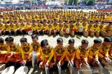 Penari menampilkan tarian tradisional Rapai Geleng massal di lapangan Persada Blangpidie, Aceh Barat Daya, Aceh, Sabtu (17/8/2019). Tarian tradisional Rapai Geleng massal yang diikuti 2019 penari dilaksanakan untuk memeriahkan HUT ke-74 Kemerdekaan Republik Indonesia. Antara Aceh / Irwansyah Putra.