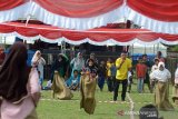 Peserta mengikuti lomba lari dalam karung memeriahkan HUT ke 74 RI di Stadion Harapan Bangsa, Banda Aceh, Sabtu (17/8/2019). Kegiatan aneka lomba yang diselenggarakan BUMN Hadir untuk Negeri dalam rangka memeriahkan HUT ke 74 RI itu antara lain, panjat pinang, lari dalam karung, lomba kelereng, tarik tambang dan lomba kompetensi Teknik dan K3 . Antara Aceh/Ampelsa