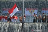 Warga yang mengenakan pakaian adat Bali mengibarkan Bendera Merah Putih dalam upacara bendera memperingati HUT ke-74 Proklamasi Kemerdekaan RI di Sungai Unda, Klungkung, Bali, Sabtu (17/8/2019). Apel bendera yang melibatkan warga lintas agama tersebut untuk menjalin persatuan, kampanye kepedulian terhadap sungai yang menjadi obyek wisata dan melestarikan budaya Bali dengan mengenakan pakaian adat sesuai surat edaran Gubernur Bali. ANTARA FOTO/Nyoman Budhiana.