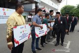 Direktur Human Capital Management PT PLN (Persero) Muhammad Ali (kanan) bersama pejabat BUMN menyerahkan bantuan beasiswa kepada pelajar Siswa Mengenal Nusantara (SMN) dan bantuan fasilitas kepada masyarakat seusai upacara HUT-ke 74 RI di Stadion Harapan Bangsan, Banda Aceh, Aceh, Sabtu ( 17/8/2019). Peringatan HUT ke 74 RI di Aceh, Badan Usaha Milik Negera (BUMN) di daerah itu mengisi kegiatan dengan menyerahkan bantuan beasiswa kepad pelajar, masyarakat dan peluncuran sepeda motor listrik menggelar aneka lomba permainan rakyat. Antara Aceh/Ampelsa