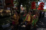 Mahasiswa Universitas Surabaya (Ubaya) mengenakan busana adat Bali saat kirab budaya Ubaya Heritage Carnival di Surabaya, Jawa Timur, Sabtu (17/8/2019). Kegiatan yang diikuti ribuan mahasiswa, dosen dan karyawan tersebut dalam rangka memeriahkan peringatan HUT Ke-74 Kemerdekaan RI sekaligus mengapresiasi keberagaman adat dan budaya Indonesia. Antara Jatim/Moch Asim/zk.