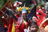 Mahasiswa Universitas Surabaya (Ubaya) mengenakan busana adat Tionghoa yang dimodifikasi saat kirab budaya Ubaya Heritage Carnival di Surabaya, Jawa Timur, Sabtu (17/8/2019). Kegiatan yang diikuti ribuan mahasiswa, dosen dan karyawan tersebut dalam rangka memeriahkan peringatan HUT Ke-74 Kemerdekaan RI sekaligus mengapresiasi keberagaman adat dan budaya Indonesia. Antara Jatim/Moch Asim/zk.