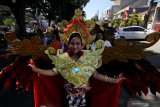 Mahasiswa Universitas Surabaya (Ubaya) mengenakan busana adat Bali yang dimodifikasi saat kirab budaya Ubaya Heritage Carnival di Surabaya, Jawa Timur, Sabtu (17/8/2019). Kegiatan yang diikuti ribuan mahasiswa, dosen dan karyawan tersebut dalam rangka memeriahkan peringatan HUT Ke-74 Kemerdekaan RI sekaligus mengapresiasi keberagaman adat dan budaya Indonesia. Antara Jatim/Moch Asim/zk.