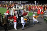 Pasukan Pengibar Bendera Pusaka (Paskibraka) membawa duplikat bendera pusaka sebelum Upacara Peringatan Detik-Detik Proklamasi 1945 di Istana Merdeka, Jakarta, Sabtu (17/8/2019). Peringatan HUT RI tersebut mengangkat tema 