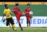 Pesepak bola Indonesia Alfendra Dewangga (tengah) berebut bola dengan pesepak bola Malaysia Muhammad Mukhairi Ajmal (kiri) saat bertanding pada semifinal Piala AFF U-18 di Stadion Go Dau di Provinsi Binh Duong, Vietnam, Sabtu (17/8/2019). ANTARA FOTO/Yusran Uccang/nym.