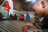 Warga dayak meratus menggelar perlombaan untuk memeriahkan HUT ke-74 Kemerdekaan RI di Desa Kiyu, Kabupaten Hulu Sungai Tengah, Kalimantan Selatan, Sabtu (17/8/2019).Selain merayakan HUT ke-74 Tahun Republik Indonesia, aksi tersebut digelar untuk kampanye Save Meratus.Foto Antaranews Kalsel/Bayu Pratama S.