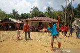 Warga dayak meratus menggelar perlombaan untuk memeriahkan HUT ke-74 Kemerdekaan RI di Desa Kiyu, Kabupaten Hulu Sungai Tengah, Kalimantan Selatan, Sabtu (17/8/2019).Selain merayakan HUT ke-74 Tahun Republik Indonesia, aksi tersebut digelar untuk kampanye Save Meratus.Foto Antaranews Kalsel/Bayu Pratama S.