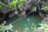 Pengunjung menikmati pemandangan di Gua Limbuhang Haliau di Desa Haliau, Kabupaten Hulu Sungai Tengah, Kalimantan Selatan Sabtu (17/8/2019).Wisata Gua Limbahung Haliau yang dikelola masyarakat setempat tersebut menawarkan pemandangan yang indah, lokasi swafoto, dan berakit menyusuri sungai.Foto Antaranews Kalsel/Bayu Pratama S.