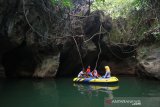 Pengunjung menikmati pemandangan di Gua Limbuhang Haliau di Desa Haliau, Kabupaten Hulu Sungai Tengah, Kalimantan Selatan Sabtu (17/8/2019).Wisata Gua Limbahung Haliau yang dikelola masyarakat setempat tersebut menawarkan pemandangan yang indah, lokasi swafoto, dan berakit menyusuri sungai.Foto Antaranews Kalsel/Bayu Pratama S.