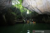 Pengunjung menikmati pemandangan di Gua Limbuhang Haliau di Desa Haliau, Kabupaten Hulu Sungai Tengah, Kalimantan Selatan Sabtu (17/8/2019).Wisata Gua Limbahung Haliau yang dikelola masyarakat setempat tersebut menawarkan pemandangan yang indah, lokasi swafoto, dan berakit menyusuri sungai.Foto Antaranews Kalsel/Bayu Pratama S.