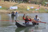 Nelayan mengayuh perahu secepat-cepatnya saat pengikuti perlombaan balap perahu tradisional (Pecun) di Jatitujuh, Majalengka, Jawa Barat, Sabtu (17/8/2019). Lomba balap perahu Pecun tersebut dalam rangka memperingati HUT-74 Kemerdekaan Republik Indonesia. ANTARA JABAR/Dedhez Anggara/agr