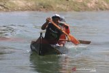 Nelayan mengayuh perahu secepat-cepatnya saat pengikuti perlombaan balap perahu tradisional (Pecun) di Jatitujuh, Majalengka, Jawa Barat, Sabtu (17/8/2019). Lomba balap perahu Pecun tersebut dalam rangka memperingati HUT-74 Kemerdekaan Republik Indonesia. ANTARA JABAR/Dedhez Anggara/agr