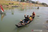 Nelayan mengayuh perahu secepat-cepatnya saat pengikuti perlombaan balap perahu tradisional (Pecun) di Jatitujuh, Majalengka, Jawa Barat, Sabtu (17/8/2019). Lomba balap perahu Pecun tersebut dalam rangka memperingati HUT-74 Kemerdekaan Republik Indonesia. ANTARA JABAR/Dedhez Anggara/agr