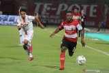 Pesepak bola Madura United (MU) David Laly (kanan) berusaha melewati pesepak bola Persija Jakarta Novri Setiawan (kiri) dalam laga Shopee Liga 1 di Stadion Gelora Madura Ratu Pamelingan (SGMRP) Pamekasan, Jawa Timur, Jumat (16/8/2019). Madura United  ditahan Imbang Persija dengan skor akhir 2-2. Antara Jatim/Saiful Bahri/zk