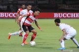 Pesepak bola Madura United (MU) Alfath Fathir (ke dua kanan) berusaha melewati pesepak bola Persija Jakarta Dany Saputra (kanan) dalam laga Shopee Liga 1 di Stadion Gelora Madura Ratu Pamelingan (SGMRP) Pamekasan, Jawa Timur, Jumat (16/8/2019). Madura United  ditahan Imbang Persija dengan skor akhir 2-2. Antara Jatim/Saiful Bahri/zk