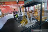 Pengunjung mengamati hasil karya seni pada pameran karya seni dari limbah hasil warga binaan di Lapas Sukamiskin, Bandung, Jawa Barat, Sabtu (17/8/2019). Pameran karya hasil warga binaan dari lapas se-Jawa Barat tersebut dilakukan untuk mengasah kreativitas warga binaan dengan semangat HUT ke-74 kemerdekaan RI. ANTARA JABAR/Raisan Al Farisi/agr