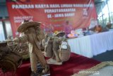 Pengunjung mengamati hasil karya seni pada pameran karya seni dari limbah hasil warga binaan di Lapas Sukamiskin, Bandung, Jawa Barat, Sabtu (17/8/2019). Pameran karya hasil warga binaan dari lapas se-Jawa Barat tersebut dilakukan untuk mengasah kreativitas warga binaan dengan semangat HUT ke-74 kemerdekaan RI. ANTARA JABAR/Raisan Al Farisi/agr