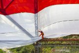 Petugas mengibarkan Bendera Merah Putih di Jembatan Cisomang, Purwakarta, Jawa Barat, Sabtu (17/8/2019). Bendera Merah Putih dengan ukuran 20 meter x 13 meter tersebut dikibarkan oleh tim gabungan pecinta alam Cimahi - Bandung Barat yang digagas oleh Mapala Janabona-IMT dalam rangka memperingati HUT-74 Kemerdekaan Republik Indonesia. ANTARA JABAR/M Ibnu Chazar/agr