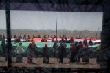Remaja yang tergabung dalam Ikatan Pemuda dan Pemudi Nahdlatul Ulama membetangkan bendera Merah Putih dan Nahdlatul Ulama di kawasan lumpur titik 25, Porong, Sidoarjo, Jawa Timur, Sabtu (17/8/2019). Kegiatan tersebut untuk memperingati HUT ke-74 Kemerdekaan Republik Indonesia. Antara Jatim/Umarul Faruq/zk