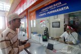 Calon penumpang mengambil tiket gratis di loket Stasiun Bandung, Jawa Barat, Sabtu (17/8/2019). Pada peringatan HUT ke-74 Kemerdekaan RI, PT KAI Daop 2 Jawa Barat memberikan layanan tiket gratis untuk lima rute di Bandung Raya sejak pukul 04.00 WIB hingga 00.00 WIB. ANTARA JABAR/Raisan Al Farisi/agr