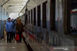 Calon penumpang menaikikereta api tujuan akhir Cicalengka di Stasiun Bandung, Jawa Barat, Sabtu (17/8/2019). Pada peringatan HUT ke-74 Kemerdekaan RI, PT KAI Daop 2 Jawa Barat memberikan layanan tiket gratis untuk lima rute di Bandung Raya sejak pukul 04.00 WIB hingga 00.00 WIB. ANTARA JABAR/Raisan Al Farisi/agr