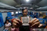 Penumpang menunjukan tiket gratis di kereta api tujuan akhir Cicalengka di Stasiun Bandung, Jawa Barat, Sabtu (17/8/2019). Pada peringatan HUT ke-74 Kemerdekaan RI, PT KAI Daop 2 Jawa Barat memberikan layanan tiket gratis untuk lima rute di Bandung Raya sejak pukul 04.00 WIB hingga 00.00 WIB. ANTARA JABAR/Raisan Al Farisi/agr