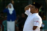 Warga menggelar upacara bendera  HUT ke-74 Kemerdekaan Republik Indonesia di Surabaya, Jawa Timur, Sabtu (17/8/2019). Upacara itu diikuti sejumlah penyandang disabilitas dari berbagai komunitas. Antara Jatim/Didik Suhartono/ZK