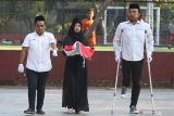 Warga menggelar upacara bendera  HUT ke-74 Kemerdekaan Republik Indonesia di Surabaya, Jawa Timur, Sabtu (17/8/2019). Upacara itu diikuti sejumlah penyandang disabilitas dari berbagai komunitas. Antara Jatim/Didik Suhartono/ZK