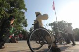 Warga menggelar upacara bendera  HUT ke-74 Kemerdekaan Republik Indonesia di Surabaya, Jawa Timur, Sabtu (17/8/2019). Upacara itu diikuti sejumlah penyandang disabilitas dari berbagai komunitas. Antara Jatim/Didik Suhartono/ZK
