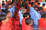 Sejumlah narapidana yang mendapatkan remisi mengikuti upacara pemberian remisi di halaman Lembaga Pemasyarakatan (Lapas) kelas II B Meulaboh, Aceh Barat, Aceh, Sabtu (17/8/2019). Menurut keterangan kalapas kelas II B Meulaboh Jumadi, sebanyak 226 narapidana mendapatkan remisi mulai 1 bulan sampai 6 bulan dalam rangka menyambut HUT Ke-74 Kemerdekaan RI. Antara Aceh/Syifa Yulinnas.