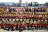 Pejabat Pimpinan Daerah Kabupaten Aceh Barat Daya (Abdya) berserta Istri berpose bersama penari seusai penampilan tarian tradisional Rapai Geleng massal di lapangan Persada Blangpidie, Aceh Barat Daya, Aceh, Sabtu (17/8/2019). Tarian tradisional Rapai Geleng massal yang diikuti 2019 penari dilaksanakan untuk memeriahkan HUT ke-74 Kemerdekaan Republik Indonesia. Antara Aceh / Irwansyah Putra