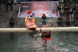 Peserta tercebur ke sungai saat mengikuti lomba Tarung Bantal di kawasan sungai Krueng Daroe, Peuniti, Banda Aceh, Aceh, Sabtu (17/8/2019). Kegiatan tersebut diadakan dalam rangka memperingati Hari Kemerdekaan ke 74 Republik Indonesia yang mendapat antusias dari masyarakat dan menjadi hiburan tersendiri. Antara Aceh/Indra Wijaya