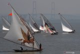 Peserta Festival Perahu Layar melajukan perahunya di Kenjeran, Surabaya, Jawa Timur, Minggu (18/8/2019). Festival yang diikuti puluhan perahu layar itu dalam rangka memperingati  HUT ke-74 Kemerdekaan Republik Indonesia. Antara Jatim/Didik Suhartono/ZK